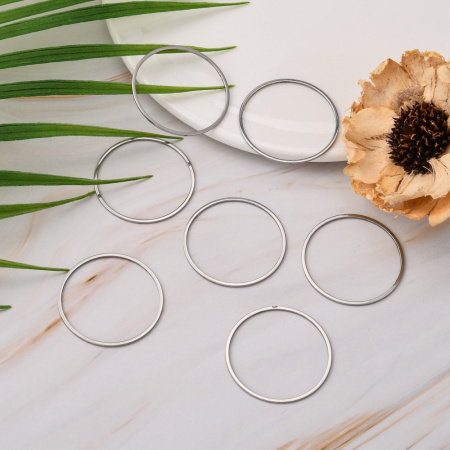 <p>Не темнеющая фурнитура для бижутерии из нержавеющей стали (марка 304: не окисляется, не облезает). Соединительный элемент - лаконичное кольцо. Также можно использовать как декоративный элемент при работе с сутажем. Ширина кольца - около 1.2 мм, внутреннее отверстие - около 32.6 мм. Оттенок может отличаться от фотографии. Цена за 10 шт.</p>