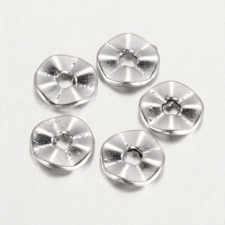 <p>Бусина-разделитель в форме изогнутой (плиссированной) рондели. Изготовлена из бижутерного сплава с серебристым покрытием (стиль тибетское серебро). Оттенок может отличаться от фотографии и в разных поставках. Размер отверстия около 1.8 мм. Цена за упаковку 5 грамм (около 26 штук, фасуются без проверки на дефекты).</p>