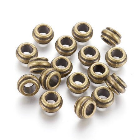 <p>Металлическая евро-бусина гладкая рондель с двумя бороздками. Подходит для браслетов в стиле Пандора (Pandora). Диаметр отверстия около 6 мм. Изготовлена из бижутерного сплава с покрытием под бронзу с чернением. Оттенок может отличаться от фотографии и в разных поставках. Цена за 10 шт.</p>