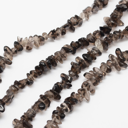 <p>Бусины - сколы неправильной формы из камня - дымчатого кварца (раухтопаза). В низке около 400 бусин. Бусины могут существенно отличаться по форме и размеру. Цена за одинарную низку 85 см.</p>
