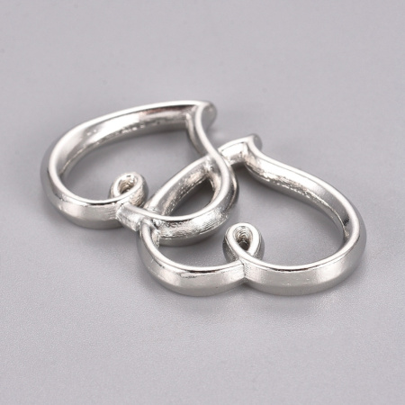 <p>Двусторонний металлический соединительный элемент в форме двух сердец. Цвет - античное серебро с чернением. Оттенок может отличаться от фотографии и в разных поставках. Цена за 5 шт.</p>