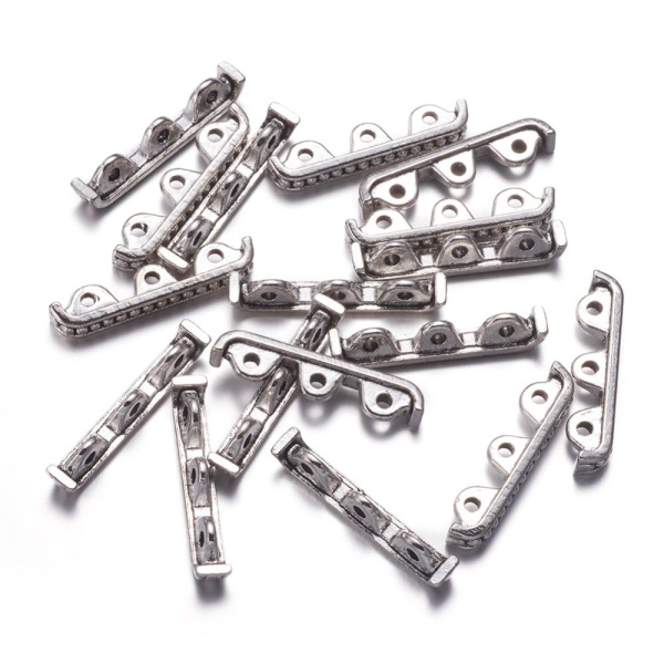 <p>Разделитель-планка для многорядных браслетов или колье. На три отверстия, односторонний. Разделитель подходит для бусин до 7 мм включительно (расстояние между отверстиями составляет около 7 мм). Стиль "тибетское серебро". Оттенок может отличаться от фотографии и в разных поставках. Цена за 10 шт.</p><p>Внимание: чернение неоднородное, местами может отсутствовать.</p>