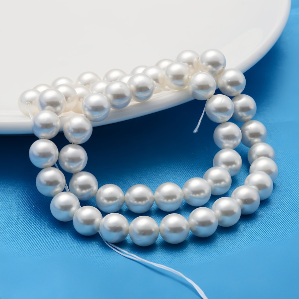 <p>
 Бусины из ракушки с покрытием под жемчуг Майорка (Майолика). Оттенок может немного отличаться от фотографии. На покрытии возможны дефекты - неровности, царапинки, скошенные участки. Цена за низку длиной примерно 38 см (около 47 жемчужин). Низки формируются без проверки каждой бусины на дефекты.
</p>