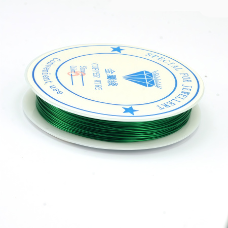 Проволока гибкая, 0.6мм, изумрудно-зеленая, 8 метров, катушка <p>Медная проволока с покрытием изумрудного цвета. Используется для создания украшений, изготовления деревьев и цветов из бисера и камней, и прочих декоративных работ. Намотка может состоять из нескольких частей. Оттенок может отличаться от фотографии и в разных поставках. Цена за катушку, примерно 8 метров.</p>