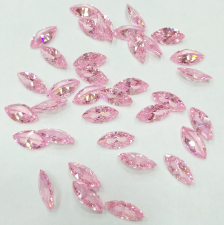 Ювелирный кристалл из фианита, 7х3.5мм, форма челнок, нежно-розовый, 1 шт.