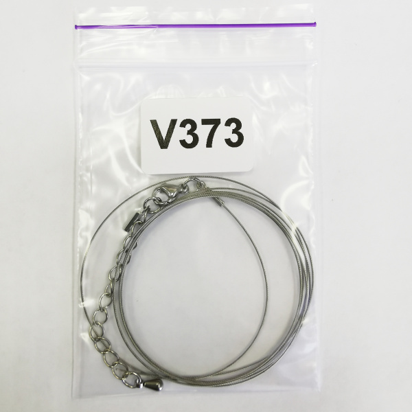 Набор для бус (колье, браслета), тросик стального цвета с концевиками, карабином и удлинителем из нержавеющей стали, базовый материал - нержавеющая сталь, 1 метр + 8 см <p>Набор для сборки колье, бус или браслета длиной до 108 см. В набор входит 7-жильный ювелирный тросик японского производства толщиной 0.48мм (сталь с нейлоновым покрытием) - около 1 метра, обжимные концевики с соединительными колечками (пара), застежка-карабин 10*6 мм и удлиняющая цепочка длиной около 5-6 см с декоративной подвеской-капелькой на конце. Вся фурнитура сделана из нержавеющей стали марки 304. Сталь этой марки используется в пищевой и медицинской промышленности, не темнеет, не облезает, гипоаллергенная. Оттенок может отличаться от фотографии и в разных поставках. Цена за 1 набор.</p>