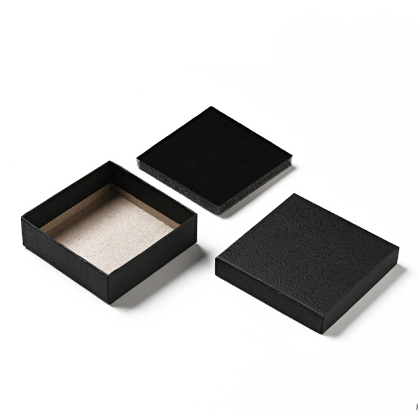 <p>Подарочная коробочка для упаковки украшений, из дизайнерского картона с эффектным тиснением. Внутри подкладка из поролона с прорезями для серег, кулона, кольца. Подходит для также для браслетов, небольших бус и брелоков. Внутренний размер 84*84*25 (без учета подкладки). Оттенок может отличаться от фотографии и в разных поставках. Цена за 1 шт.
</p>