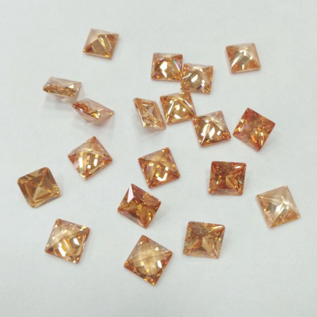 Ювелирный кристалл из фианита, 3х3мм, форма квадрат, золотисто-абрикосовый, 1 шт.