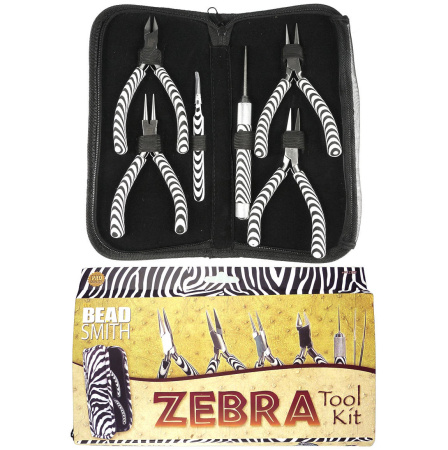 <p>Удобный набор высококачественных инструментов Bead Smith Zebra для хобби и рукоделия в компактном чехле - пенале на молнии. Пенал и ручки инструментов имеют узор, стилизованный под зебру. Размер пенала 24*11*3.5 см, длина инструментов около 13 см.
Набор отлично подходит для создания украшений: все инструменты гладкие, без насечек. Инструменты сделаны из прочного металла и имеют ручки с нескользящим покрытием.
В комплект входят: бокорезы (кусачки, не подходят для жесткой и толстой проволоки!), круглогубцы, тонкогубцы, плоскогубцы, пинцет, надфиль с тремя сменными насадками (насадки хранятся внутри раскручивающейся ручки надфиля). Пенал в разных поставках может быть тканевый или под кожу.
Инструменты выглядят очень эффектно, станут отличным подарком, хорошо подойдут для мастеров, которые публикуют процессы создания украшений в Instagram.
На ручках возможны синие пятнышки. Ткань внутри пенала может быть немного повреждена инструментами. 
Произведено американской компанией BeadSmith (БидСмит) в Пакистане. Цена за 1 набор.</p>