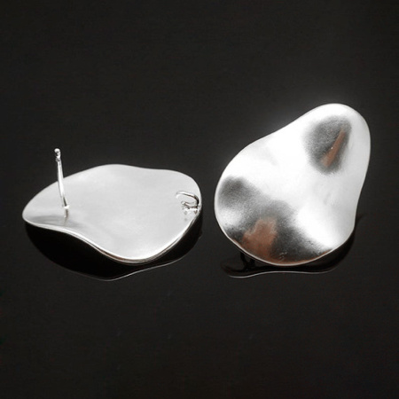 <p>Качественная корейская фурнитура класса люкс. Основы для серег-гвоздиков в форме волнистого овала и со скрытой разъемной петелькой. Декоративная часть из латуни, покрыта родием. Гвоздик из серебра: довольно гибкий и может быть покрыт патиной. В комплекте заглушки. Цена за пару.</p>
<p>УЦЕНКА: царапины, вмятинки, неравномерная матовость, разводы.</p>