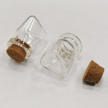 <p>Миниатюрная стеклянная бутылочка с пробкой. Дно у бутылочки треугольное, плавно переходит в круглое горлышко. Размер баночки 2.6*2.2 см, внутренний диаметр горлышка около 12 мм. Внутренний объем - 4.8 мл. Отлично подходит для кукольных миниатюр, кулонов, брелоков. Просто насыпьте в бутылочку песок или мелкий бисер, и украшение готово! На поверхности возможны мелкие царапинки и пятнышки. Цена за 1 шт.</p>