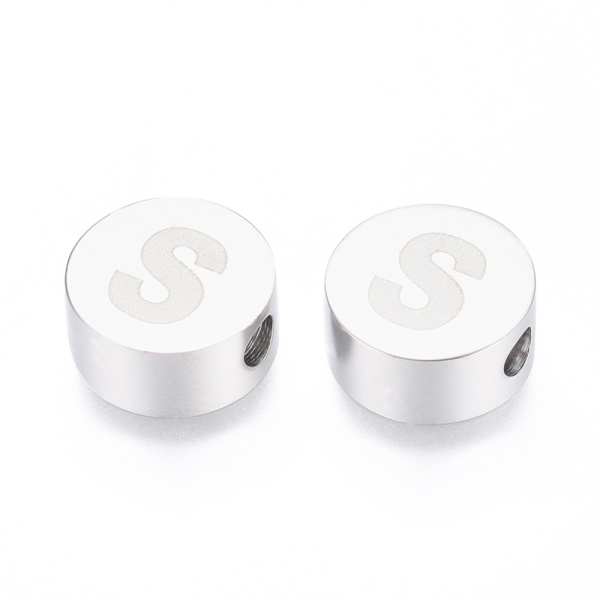 <p>Тяжеленькая гладкая бусина-подушечка (плоский круг) из нержавеющей стали (марка 304: используется в пищевой и медицинской промышленности, не окисляется, не темнеет, не облезает, гипоаллергенная). На одной стороне выгравирована буква английского алфавита. Оттенок может отличаться от фотографии. Диаметр отверстия - около 2.4 мм. Не темнеющие бусины с буквами отлично подходят для создания браслетов, чокеров, булавочек на коляску, брелоков. Цена за 1 шт.</p>