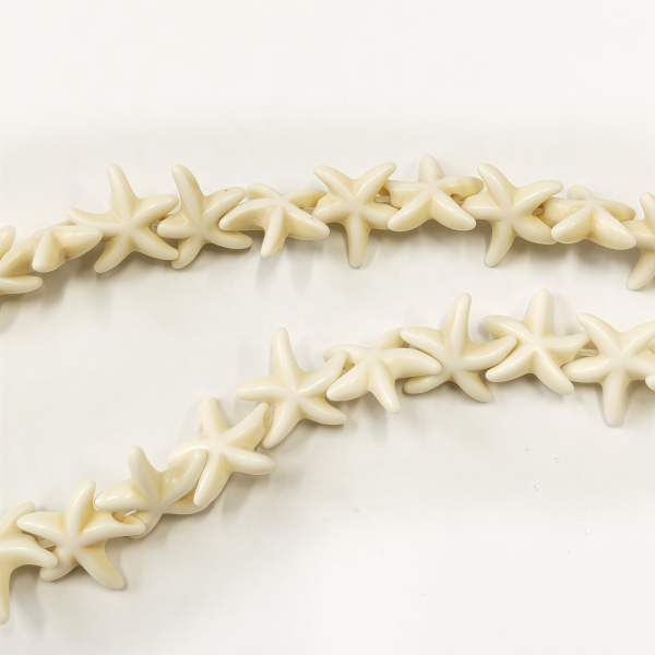 <p>Бусины из спрессованной и окрашенной каменной крошки, имитация говлита. Бусины сделаны в форме морских звёздочек. Бусины могут немного отличаться по форме и размеру. Оттенок может отличаться от фотографии и в разных поставках. Цена за 1 низку (около 36 бусин, низки формируются без проверки каждой бусины на дефекты).</p>