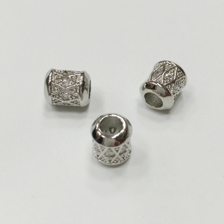 <p>Фурнитура для бижутерии Милано люкс (MILANO LUX). Качественный компонент для бижутерии - эффектная бусина - цилиндр, напоминающая барабан. Размер отверстия примерно 3 мм. Инкрустация фианитами в технике паве. Цена за 1 шт.</p>