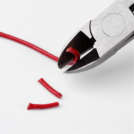 <p>Боковые клещи (кусачки, бокорезы), используются при изготовлении украшений и работе с проволокой. Имеют ручки с нескользящим покрытием. Сделаны из прочного металла. Цена за 1 шт.</p>