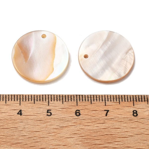<p>Плоская круглая подвеска (диск) из натурального перламутра. Подвески могут немного отличаться по размеру и форме. Цвет у разных подвесок может варьироваться от белого до розовато-бежевого. На перламутре возможны неровности и разводы естественного происхождения. Диаметр отверстия около 1.5-2 мм. Эти лёгкие, изящные подвески отлично подходят для создания эффектных серег, кулонов, декора. Цена за 10 шт.</p>