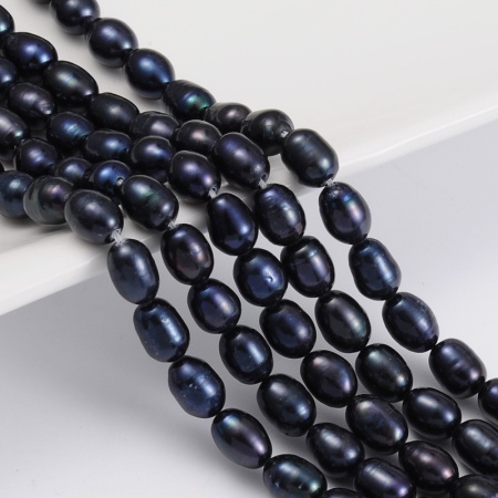 <p>Бусины из натурального пресноводного жемчуга в форме риса. Бусины могут отличаться по форме и размеру. Диаметр отверстия - около 1 мм. Цена за низку (около 40-60 жемчужин в зависимости от размера).</p>