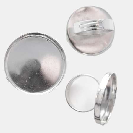 <p>Основа для кольца стального цвета с круглой платформой-чашей. Внешний диаметр платформы - 25 мм. Высота бортика - около 3 мм. Ширина кольца - 5 мм. Размер кольца регулируется. На покрытии возможны небольшие царапинки и пятнышки. Цена за 2 шт.</p>