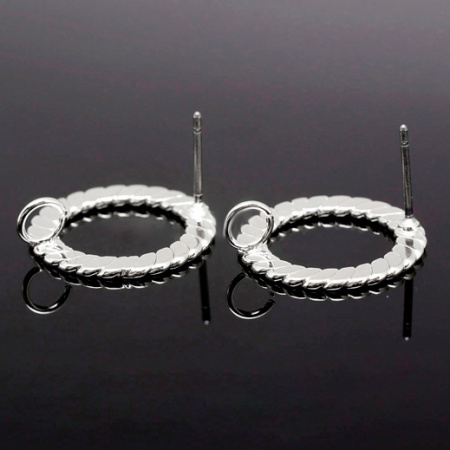 <p>Качественная корейская фурнитура класса люкс. Основы для серег-гвоздиков (пуссеты) с петелькой. Декоративная часть в виде кольца с витым узором. Продаются с застежками. Платформа и застежка сделаны из латуни с покрытием под родий, гвоздик из хирургической стали. Оттенок может отличаться от фотографии и в разных поставках. Цена за пару.</p><p>ВНИМАНИЕ: рисунок может быть немного смазан, может быть заметен шов на кольце.</p>