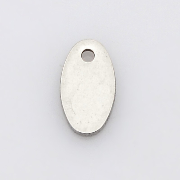 <p>Не темнеющая фурнитура. Гладкая плоская двусторонняя подвеска - овал из нержавеющей гипоаллергенной стали (марка 304: используется в пищевой промышленности, не окисляется, не темнеет, не облезает). Подходит для штампинга и гравировки. Оттенок может отличаться от фотографии и в разных поставках. Цена за 1 шт.</p>