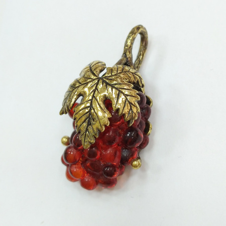 Подвеска каменная, 36х18х14мм, гроздь винограда, янтарь, базовый материал - камень, фурнитура золотистого цвета с чернением, 1 шт.