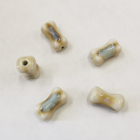 <p>Фарфоровая (порцелановая) бусина - кость ручной работы. Цвет - бежевый с голубовато-серым. Отверстие примерно 2 мм. Оттенок может отличаться от фотографии и в разных поставках. Цена за 5 бусин.</p>