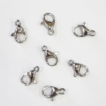 <p>Качественный миниатюрный замочек - карабин из нержавеющей стали (марка 304: используется в пищевой промышленности, не окисляется). Ручная полировка. Застежка плавно открывается и закрывается. Диаметр отверстия петельки около 1.1 мм. Цена за 5 шт.</p>