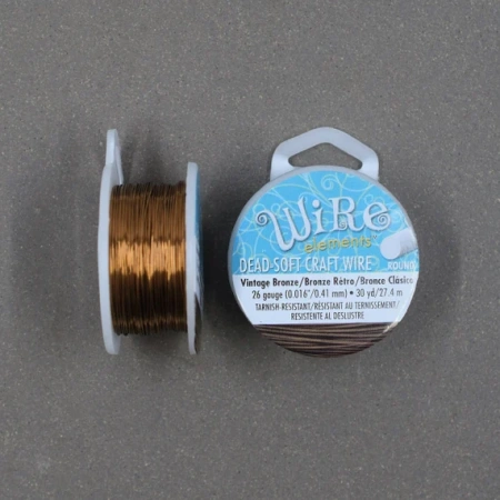Проволока гибкая, 0.405мм, Wire elements (Craft Wire), не темнеющая, античная бронза, катушка, 27.4 метра <p>Качественная не темнеющая бронзовая проволока для создания украшений и других видов рукоделия. Марка Wire elements (ребрендинг марки Craft Wire pro-quality), цвет - устойчивая к потемнению винтажная бронза (VINTAGE BRONZE tarnish-resistant). Оттенок может отличаться от фотографии. Базовый материал - медь. Толщина 26 gauge (около 0,405 мм). Удобная катушка с накладкой-фиксатором, предотвращающей самопроизвольное разматывание проволоки. Произведена в Пакистане для американской компании Bead Smith. Намотка может состоять из нескольких частей. Цена за катушку 30 ярдов (около 27.4 метров).</p>