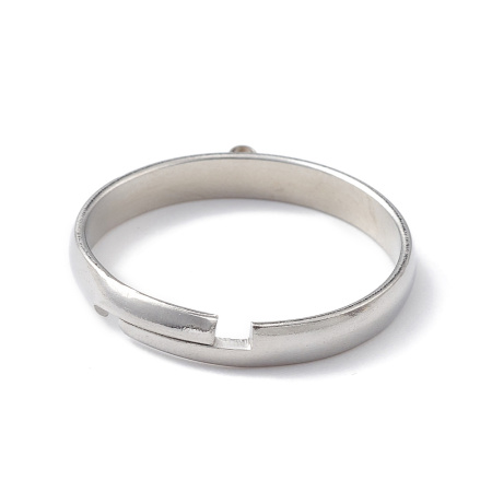 <p>Основа для кольца с одной петелькой для декорирования. Ширина кольца 3 мм, внешний диаметр петельки 2.5 мм. Размер кольца в сдвинутом состоянии - 18 мм. Кольцо разъемное, размер регулируется.
Нержавеющая сталь марки 304 (используется в пищевой промышленности, не темнеет, не облезает). Оттенок может отличаться от фотографии и в разных поставках. На кольце возможны небольшие пятнышки, царапинки. Цена за 5 шт.</p>