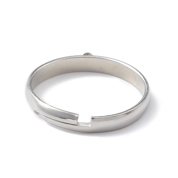 <p>Основа для кольца с одной петелькой для декорирования. Ширина кольца 3 мм, внешний диаметр петельки 2.5 мм. Размер кольца в сдвинутом состоянии - 18 мм. Кольцо разъемное, размер регулируется.
Нержавеющая сталь марки 304 (используется в пищевой промышленности, не темнеет, не облезает). Оттенок может отличаться от фотографии и в разных поставках. На кольце возможны небольшие пятнышки, царапинки. Цена за 5 шт.</p>