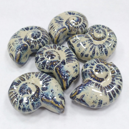 <p>Крупная эффектная керамическая бусина - ракушка ручной работы. Бусина покрыта глазурью светло-бежевого цвета с сине-голубыми и коричневыми узорами. Цвет может отличаться от фотографии. Бусины могут отличаться по форме и размеру, рисунок на каждой бусине уникален. Диаметр отверстия - около 3 мм. Отверстие может быть сделано не очень аккуратно. Цена за 1 бусину.</p><p>Внимание: Возле отверстия также возможны сколы, отсутствие глазури.</p>