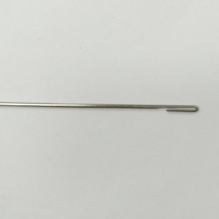 <p>Длинная гибкая игла с тонким крючком на конце. Сделана из нержавеющей стали. Предназначена для нанизывания бусин на браслеты, также можно использовать при сборке бус. Подходит для бусин с диаметром отверстия от 1.4 мм. Цена за 1 шт.</p>
