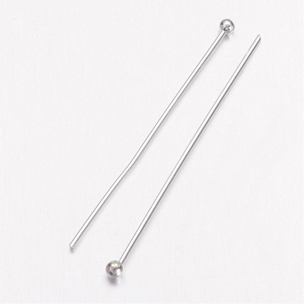 <p>Бюджетные пины с шариком серебристого цвета. Оттенок может отличаться от фотографии, на покрытии возможны пятнышки. Длина около 3 см, диаметр пина около 0,6 мм, диаметр шарика около 1,5 мм (может немного отличаться от заявленного). Цена за 5 грамм (около 55 шт., фасуются без проверки на дефекты)</p>