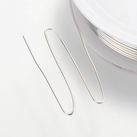 Проволока гибкая, 0.6мм, средней жесткости, стального цвета, 8 метров, катушка <p>Проволока из меди с серебристым покрытием. Используется для создания украшений в технике wire wrapping, изготовления деревьев и цветов из бисера и камней, и прочих декоративных работ, диаметр около 0,6 мм. Оттенок может отличаться от фотографии и в разных поставках. Намотка может состоять из нескольких частей. Цена за катушку около 8 метров.</p>