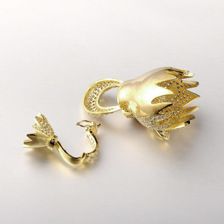 <p>Фурнитура для бижутерии Милано класса люкс (MILANO LUX). Качественный компонент для бижутерии - очень эффектный, крупный защелкивающийся (складной) замок в форме головы пантеры (льва) для сотуара или колье. Этот замочек станет центральной частью украшения. Внутри концевиков имеются скрытые петельки для закрепления концов украшения или кисточки. Внутренний диаметр концевиков - около 19 мм и 11 мм. Инкрустация фианитами кристально-прозрачного и тёмно-розового цветов в технике паве. Оттенок может отличаться от фотографии. Пример использования таких застёжек в качестве концевиков для лариата с кисточками - на последней фотографии. Цена за 1 шт.</p><p>ВНИМАНИЕ: на покрытии снизу возможны небольшие неровности.</p>