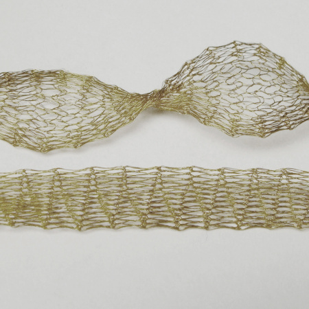 <p>Металлическая ювелирная сетка, сплетена из тонкой медной проволоки, поставляется в сложенном виде, как лента. Цвет бронзовый (antique brass color).
Произведена в Турции американской компанией Beadalon (марка Artistic Wire). Цена за отрезок около 1 метра. Поставляется в пластиковой баночке.</p>