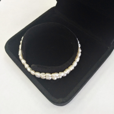 <p>Красивая черная подарочная коробочка с бархатным покрытием и защелкивающимся механизмом. Внутри коробочки имеется выступ в форме полукруга, вокруг которого можно разместить браслет или бусы. Отлично подходит для браслетов, сережек, брошей, брелоков, небольших бус, колье и кулонов. Цена за 1 шт.</p>