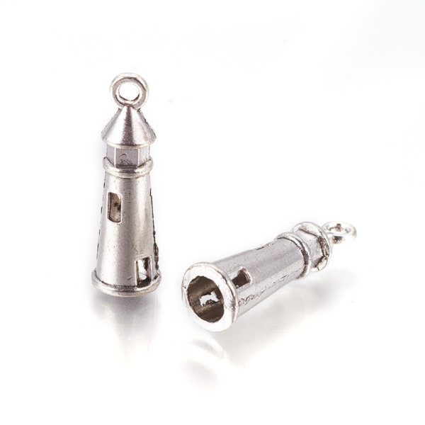 <p>Трехмерная металлическая подвеска в форме маяка, под античное серебро. Оттенок может отличаться от фотографии и в разных поставках. Цена за 10 шт.</p>
