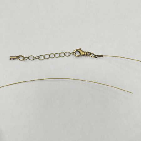 Набор для бус (колье, браслета), тросик с концевиками, карабином и удлинителем, базовый материал - сталь, цвет античное золото (светлая бронза), 1 метр + 7 см <p>Набор для сборки колье, бус или браслета длиной до 107 см. Цвет светлая бронза. В набор входит 7-жильный ювелирный тросик японского производства толщиной 0.48мм (сталь с нейлоновым покрытием) - около 1 метра, обжимные концевики с соединительными колечками (пара), застежка-карабин с вращающимся основанием 14*7мм и удлиняющая цепочка длиной 4 см. Вся фурнитура, кроме цепочки - оксидированная позолота, цепочка с бронзовым покрытием. Оттенок может отличаться от фотографии и в разных поставках. Цена за 1 набор.</p>