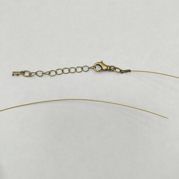 Набор для бус (колье, браслета), тросик с концевиками, карабином и удлинителем, базовый материал - сталь, цвет античное золото (светлая бронза), 1 метр + 7 см <p>Набор для сборки колье, бус или браслета длиной до 107 см. Цвет светлая бронза. В набор входит 7-жильный ювелирный тросик японского производства толщиной 0.48мм (сталь с нейлоновым покрытием) - около 1 метра, обжимные концевики с соединительными колечками (пара), застежка-карабин с вращающимся основанием 14*7мм и удлиняющая цепочка длиной 4 см. Вся фурнитура, кроме цепочки - оксидированная позолота, цепочка с бронзовым покрытием. Оттенок может отличаться от фотографии и в разных поставках. Цена за 1 набор.</p>