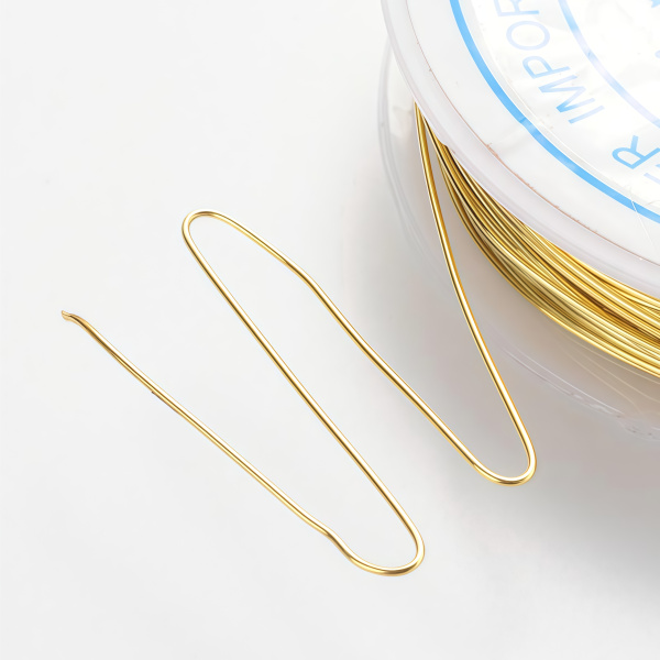 Проволока гибкая, 0.6мм, средней жесткости, золотистого цвета, 8 метров, катушка <p>Медная проволока с покрытием золотистого цвета. Оттенок может отличаться от фотографии в разных поставках. Намотка может состоять из нескольких частей. Цена за катушку около 8 метров.</p><p>ВНИМАНИЕ: на покрытии возможны пятнышки, дизайн этикетки может отличаться от фотографии.</p>