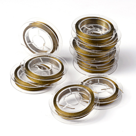 <p>Бюджетный ювелирный тросик в нейлоновой оплетке. Цвет бронзово-золотистый. Оттенок может отличаться от фотографии и в разных поставках. Цена за 2 катушки около 9-10 метров. </p>