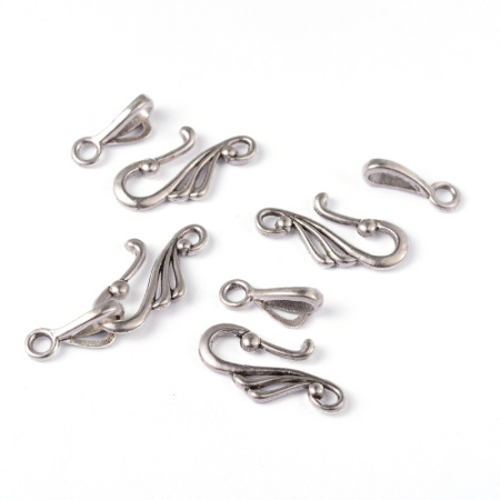 <p>Крупный замочек-крючок (hook-and-eye) необычного дизайна. Общая длина двух частей в объединенном состоянии - 37 мм. Размер крючка - 26*12 мм, размер ответной части - 16*5 мм. Оттенок может отличаться от фотографии и в разных поставках. Цена за 1 шт.</p>