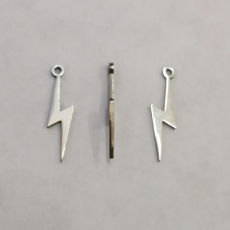 <p>Не темнеющая фурнитура из нержавейки. Гладкая плоская двусторонняя подвеска - молния из нержавеющей гипоаллергенной стали (марка 201: используется в пищевой промышленности, не окисляется, не темнеет, не облезает). Можно использовать для гравировки. Эти подвески отлично подходят для создания серег и кулонов. Кончик молнии довольно острый, рекомендуем снимать украшения с этими подвесками перед сном. Оттенок может отличаться от фотографии, на поверхности возможны небольшие царапинки. Цена за 5 шт.</p>