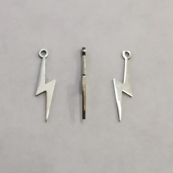 <p>Не темнеющая фурнитура из нержавейки. Гладкая плоская двусторонняя подвеска - молния из нержавеющей гипоаллергенной стали (марка 201: используется в пищевой промышленности, не окисляется, не темнеет, не облезает). Можно использовать для гравировки. Эти подвески отлично подходят для создания серег и кулонов. Кончик молнии довольно острый, рекомендуем снимать украшения с этими подвесками перед сном. Оттенок может отличаться от фотографии, на поверхности возможны небольшие царапинки. Цена за 5 шт.</p>