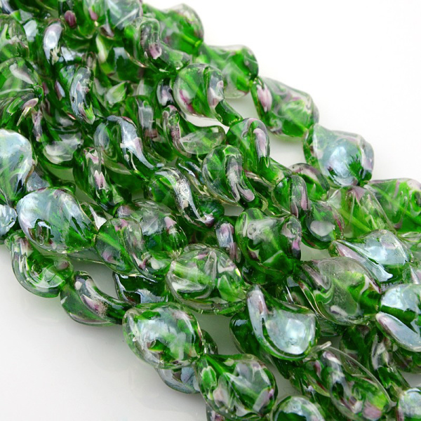 <p>Витая стеклянная бусина - листик ручной работы. Выполнена из стекла в технике лэмпворк (lampwork). Бусины могут отличаться по форме и размеру. Оттенок может отличаться от фотографии. Цена за 2 шт.</p>