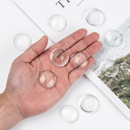 <p>
 Круглый стеклянный прозрачный кабошон, толщина 7-8 мм. Диаметр примерно 30 мм. Хорошо смотрится в рамке с подложенной под него картинкой или фотографией. На кабошонах возможны царапинки, пузырьки, потёртости. Цена за 40 грамм (около 6 штук, фасуются без проверки на дефекты).
</p>