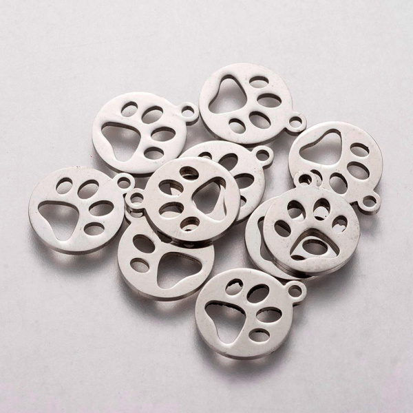 <p>Не темнеющая фурнитура. Небольшая плоская резная двусторонняя подвеска - собачий или кошачий след (лапка) из нержавеющей гипоаллергенной стали (марка 304: используется в пищевой промышленности, не окисляется, не темнеет, не облезает). Оттенок может отличаться от фотографии и в разных поставках. На поверхности возможны небольшие царапинки. Цена за 2 шт.</p>