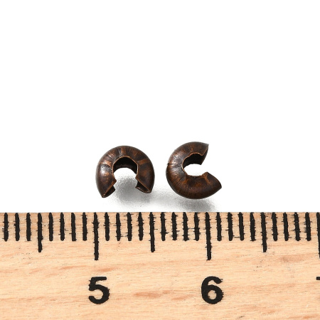 <p>Покрывные кримпы (маскировочные бусины, обжимные бусины) для маскировки узлов или обычных кримпов. После зажатия кримп превращается в бусину-рондель размером 4*3 мм. Медного цвета. Оттенок может отличаться от фотографии и в разных поставках. Цена за 2 грамма (около 21 шт., фасуются без проверки на дефекты).</p>