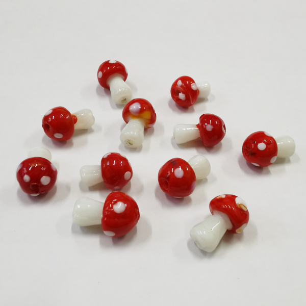 <p>Бусины ручной работы в форме грибов-мухоморов из цветного стекла. Бусины сделаны на горелке в технике лампворк (lampwork). Диаметр отверстия может варьироваться от 0.8 до 2 мм и быть разным с разных сторон бусины. Так как грибочки сделаны вручную, форма каждой бусины уникальна. Также бусины могут отличаться по цвету и размеру. Отверстие может быть не очень аккуратным. Возможны жёлтые и тёмные вкрапления, наплывы, неровности. Все эти несовершенства делают грибы более натуралистичными. Цена за 10 бусин.</p>